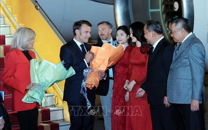 Tổng thống Pháp Emmanuel Macron và Phu nhân đến Hà Nội, bắt đầu thăm cấp Nhà nước tới Việt Nam